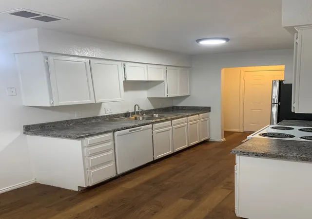Photo 3 of House for sale at 2825 Ridgecrest Dr, Fort Worth, TX 76133 | MLS# 21326379 | Listing updated on 2026-09-11