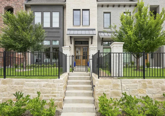 Townhouse for sale at 11948 Dahlia Bay Dr, Frisco, TX 75033 | MLS# 21325619