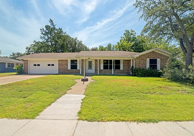 Photo 1 of Sale Pending at 1107 Royal Dr, Kaufman, TX 75142 | MLS# 21326558 | Listing updated on 2026-09-16