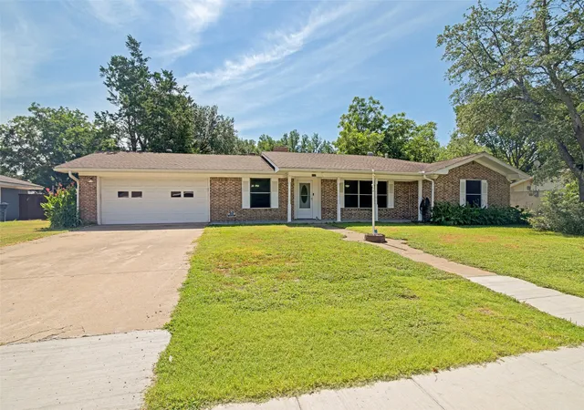 Photo 2 of Sale Pending at 1107 Royal Dr, Kaufman, TX 75142 | MLS# 21326558 | Listing updated on 2026-09-16