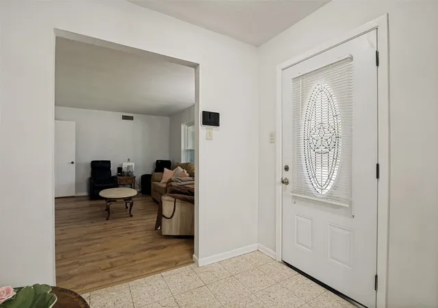 Photo 3 of Sale Pending at 1107 Royal Dr, Kaufman, TX 75142 | MLS# 21326558 | Listing updated on 2026-09-16