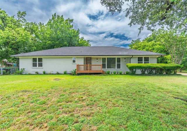 Photo 1 of Single family home for sale at 5208 Stonewall St, Greenville, TX 75402 | MLS# 21327174 | Listing updated on 2026-07-30