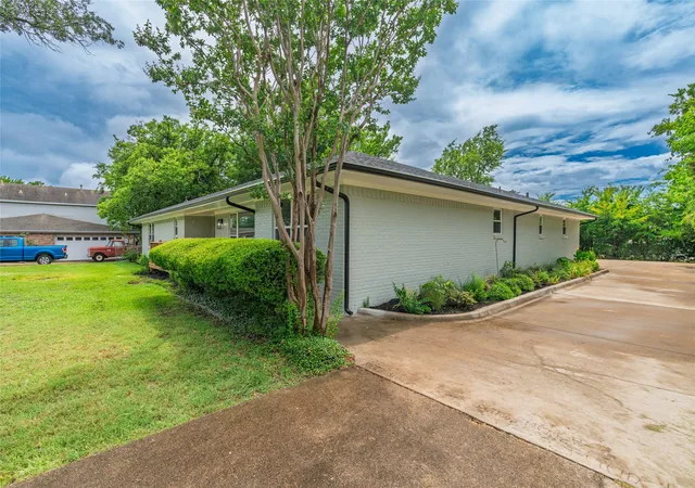 Photo 2 of Single family home for sale at 5208 Stonewall St, Greenville, TX 75402 | MLS# 21327174 | Listing updated on 2026-07-30