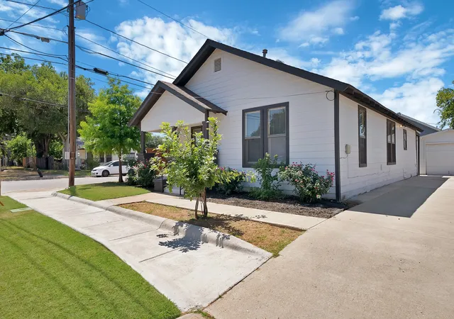 Photo 3 of Single family home for sale at 2724 E 12th St, Fort Worth, TX 76111 | MLS# 21327047 | Listing updated on 2026-09-14
