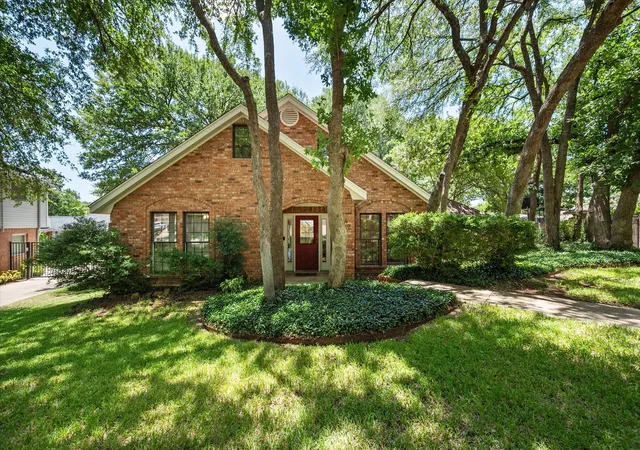 Photo 2 of Single family home for sale at 3425 Bridlegate Dr, Arlington, TX 76016 | MLS# 21326343 | Listing updated on 2026-10-07
