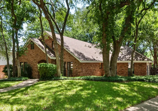Photo 3 of Single family home for sale at 3425 Bridlegate Dr, Arlington, TX 76016 | MLS# 21326343 | Listing updated on 2026-10-07