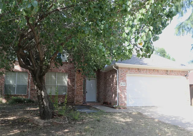 Photo 3 of Sale Pending at 4710 Lincolnshire Dr, Grand Prairie, TX 75052 | MLS# 21327286 | Listing updated on 2026-07-30