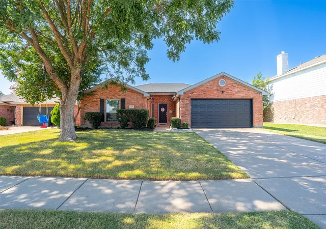 Photo 1 of Single family home for sale at 424 Ne Murphy Rd, Burleson, TX 76028 | MLS# 21313818 | Listing updated on 2026-09-10