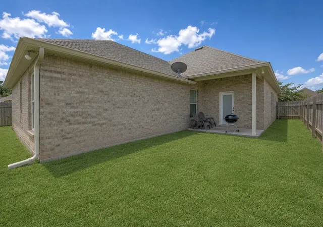 Photo 3 of Single family home for sale at 1544 Riverview Ln, Shreveport, LA 71104 | MLS# 21315867 | Listing updated on 2026-09-09