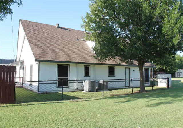 Photo 3 of Single family home for sale at 121 Port O Call Ct, Runaway Bay, TX 76426 | MLS# 21317632 | Listing updated on 2026-09-10