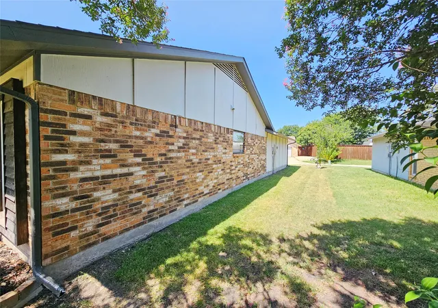 Photo 2 of Sale Pending at 2117 Baltimore Dr, Richardson, TX 75081 | MLS# 21327351 | Listing updated on 2026-10-05
