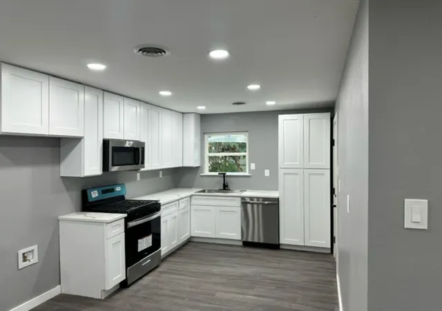 Photo 2 of Single family home for sale at 2710 Roberts Cir, Arlington, TX 76010 | MLS# 21327450 | Listing updated on 2026-09-14