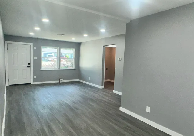 Photo 3 of Single family home for sale at 2710 Roberts Cir, Arlington, TX 76010 | MLS# 21327450 | Listing updated on 2026-09-14
