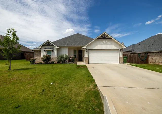 Photo 1 of Sale Pending at 3006 Promenade Dr, Granbury, TX 76049 | MLS# 21327657 | Listing updated on 2026-09-14