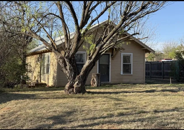 Single family home for sale at 718 E Oliver St, Stamford, TX 79553 | MLS# 21327510