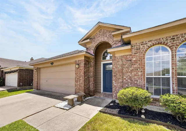Photo 2 of Single family home for sale at 1025 Highland Station Dr, Saginaw, TX 76131 | MLS# 21326372 | Listing updated on 2026-09-14