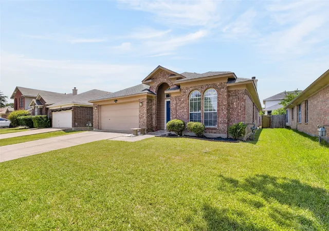 Photo 3 of Single family home for sale at 1025 Highland Station Dr, Saginaw, TX 76131 | MLS# 21326372 | Listing updated on 2026-09-14