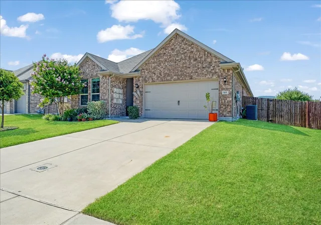 Photo 3 of Single family home for sale at 505 Vawter Dr, Van Alstyne, TX 75495 | MLS# 21321075 | Listing updated on 2026-10-01