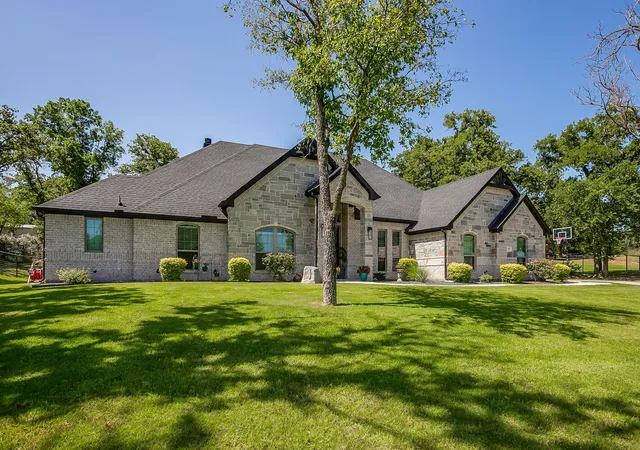 Photo 2 of Single family home for sale at 1011 Glenoaks Dr, Weatherford, TX 76088 | MLS# 21327566 | Listing updated on 2026-09-08