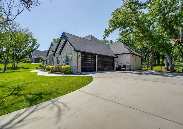 Photo 3 of Single family home for sale at 1011 Glenoaks Dr, Weatherford, TX 76088 | MLS# 21327566 | Listing updated on 2026-09-08