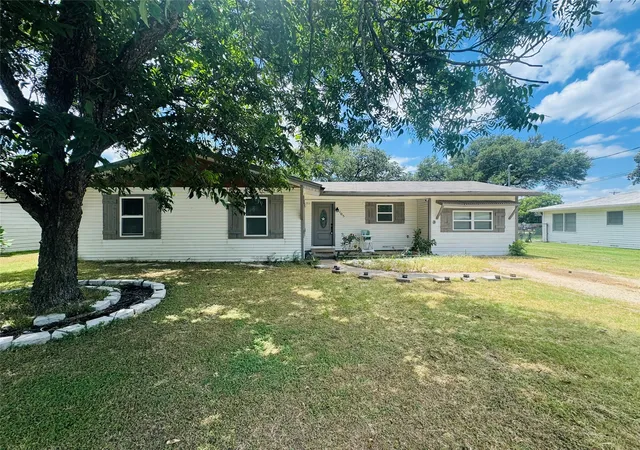 Photo 1 of Single family home for sale at 105 S Lakeview Dr, Waco, TX 76705 | MLS# 21328010 | Listing updated on 2026-09-13