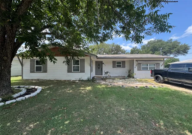 Photo 2 of Single family home for sale at 105 S Lakeview Dr, Waco, TX 76705 | MLS# 21328010 | Listing updated on 2026-09-13