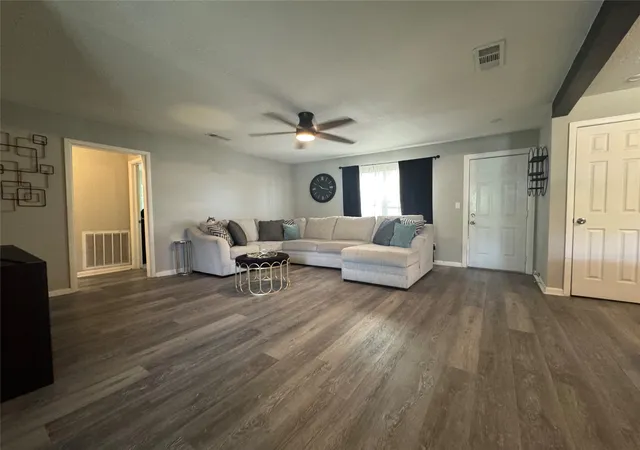 Photo 3 of Single family home for sale at 105 S Lakeview Dr, Waco, TX 76705 | MLS# 21328010 | Listing updated on 2026-09-13
