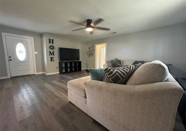 Photo 3 of Single family home for sale at 105 S Lakeview Dr, Waco, TX 76705 | MLS# 21328010 | Listing updated on 2026-09-13