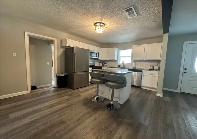 Photo 4 of Single family home for sale at 105 S Lakeview Dr, Waco, TX 76705 | MLS# 21328010 | Listing updated on 2026-09-13