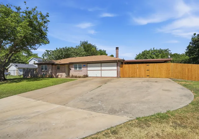 Photo 3 of Single family home for sale at 504 Irene St, Burleson, TX 76028 | MLS# 21325726 | Listing updated on 2026-09-14