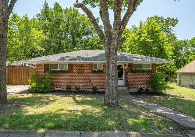 Photo 1 of Single family home for sale at 210 Hill St, Farmersville, TX 75442 | MLS# 21325214 | Listing updated on 2026-09-10