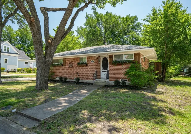 Photo 3 of Single family home for sale at 210 Hill St, Farmersville, TX 75442 | MLS# 21325214 | Listing updated on 2026-09-10
