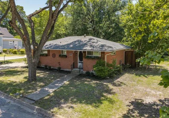 Photo 3 of Single family home for sale at 210 Hill St, Farmersville, TX 75442 | MLS# 21325214 | Listing updated on 2026-09-10