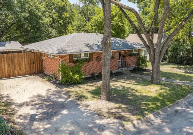 Photo 4 of Single family home for sale at 210 Hill St, Farmersville, TX 75442 | MLS# 21325214 | Listing updated on 2026-09-10