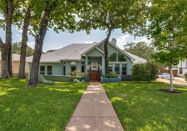 Single family home for sale at 2708 Monarch Dr, Arlington, TX 76006 | MLS# 21328219