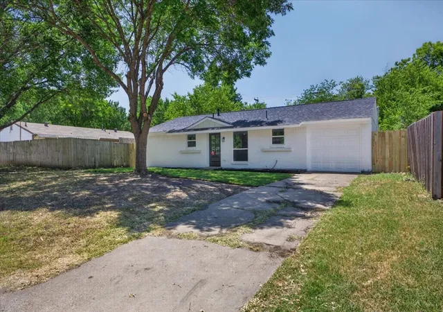 Photo 1 of Sale Pending at 205 Summercrest Blvd, Burleson, TX 76028 | MLS# 21327223 | Listing updated on 2026-09-14