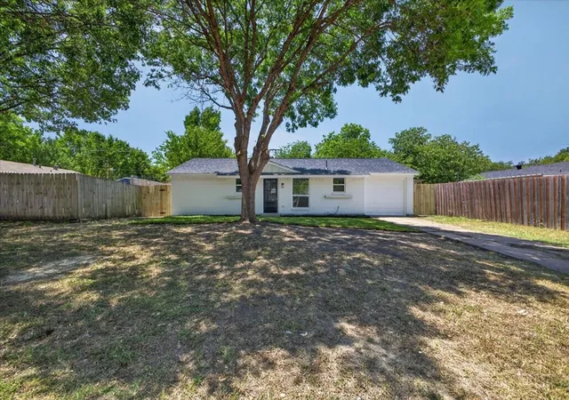 Photo 3 of Sale Pending at 205 Summercrest Blvd, Burleson, TX 76028 | MLS# 21327223 | Listing updated on 2026-09-14