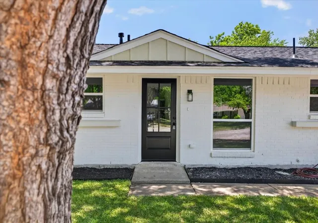 Photo 4 of Sale Pending at 205 Summercrest Blvd, Burleson, TX 76028 | MLS# 21327223 | Listing updated on 2026-09-14