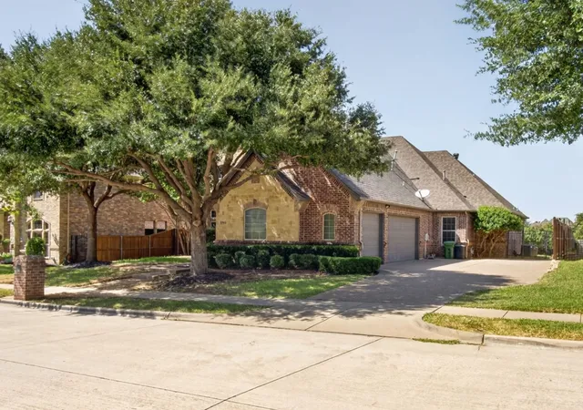 Photo 2 of Single family home for sale at 7913 Forest View Ct, North Richland Hills, TX 76182 | MLS# 21328255 | Listing updated on 2026-09-13