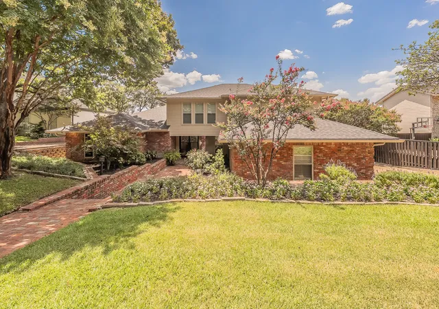 Photo 3 of Single family home for sale at 1406 Riverview Dr, Arlington, TX 76012 | MLS# 21328214 | Listing updated on 2026-10-05