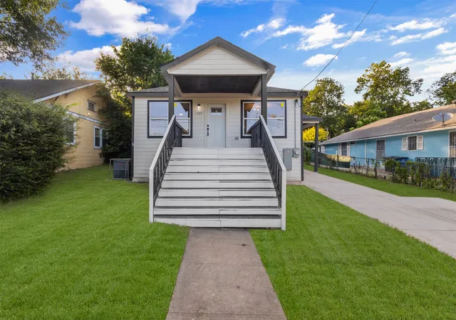 Photo 1 of Sale Pending at 1507 E Waco Ave, Dallas, TX 75216 | MLS# 21278470 | Listing updated on 2026-09-10