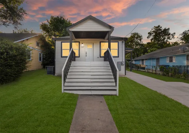 Photo 2 of Sale Pending at 1507 E Waco Ave, Dallas, TX 75216 | MLS# 21278470 | Listing updated on 2026-09-10