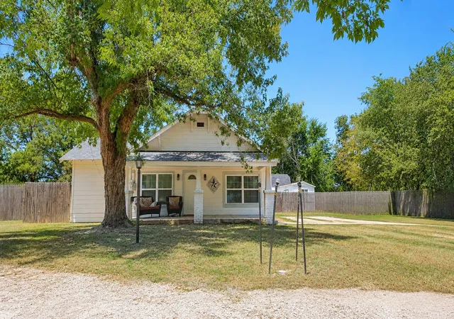 Single family home for sale at 200 S Mimosa St, Paradise, TX 76073 | MLS# 21328167