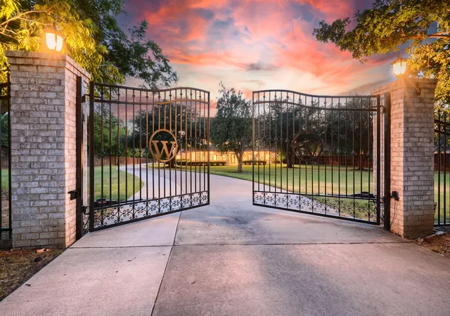 Photo 2 of Mansion for sale at 276 Pine Dr, Southlake, TX 76092 | MLS# 21327403 | Listing updated on 2026-09-13
