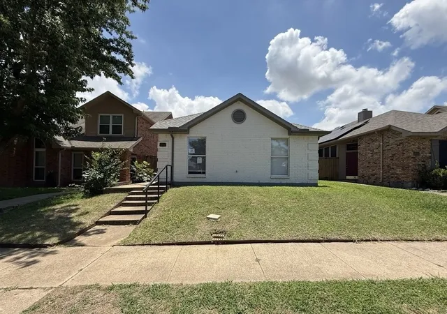 Photo 1 of Single family home for sale at 1338 Overlook Dr, Lewisville, TX 75067 | MLS# 21328425 | Listing updated on 2026-09-11