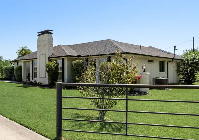 Photo 3 of Single family home for sale at 1301 Davis Ln, Terrell, TX 75160 | MLS# 21326104 | Listing updated on 2026-09-19