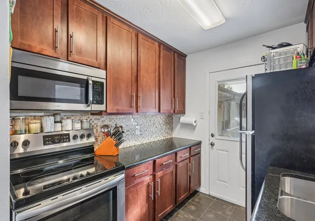 Listing Photo 4 - Condo for sale in building located at 11128 Valleydale Dr, Dallas, TX 75230 - Unit #C