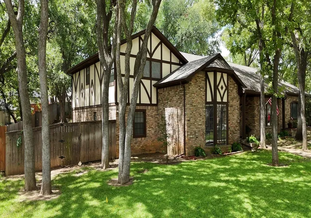 Single family home for sale at 304 Paloverde Ln, Fort Worth, TX 76112 | MLS# 21328724