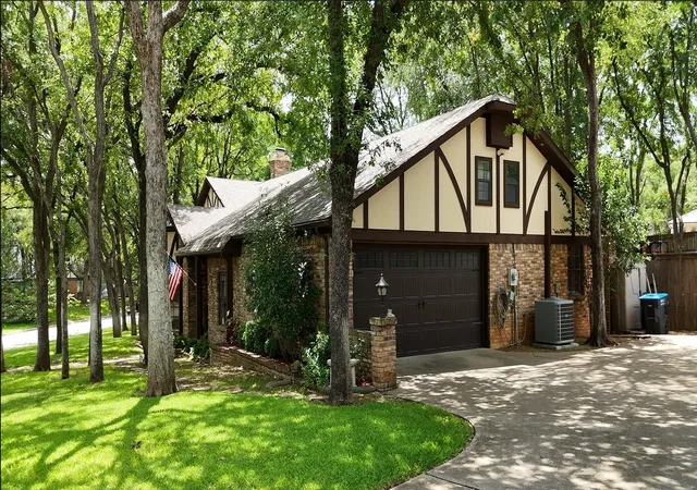 Photo 1 of Single family home for sale at 304 Paloverde Ln, Fort Worth, TX 76112 | MLS# 21328724 | Listing updated on 2026-09-09