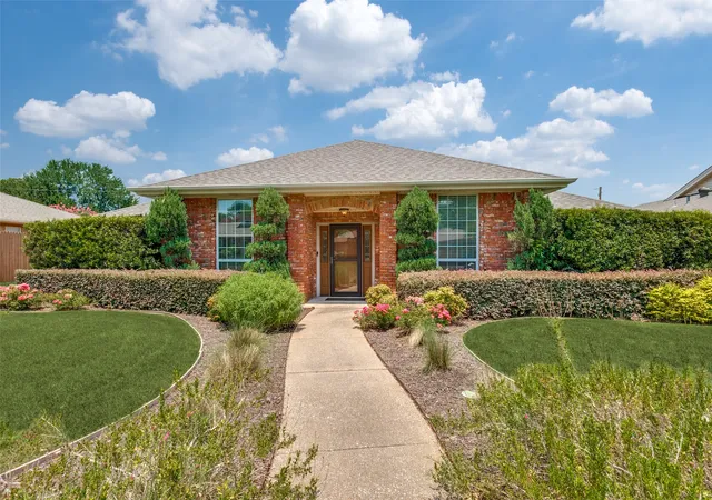 Photo 2 of Sale Pending at 1005 De Pauw Dr, Arlington, TX 76012 | MLS# 21328776 | Listing updated on 2026-09-14